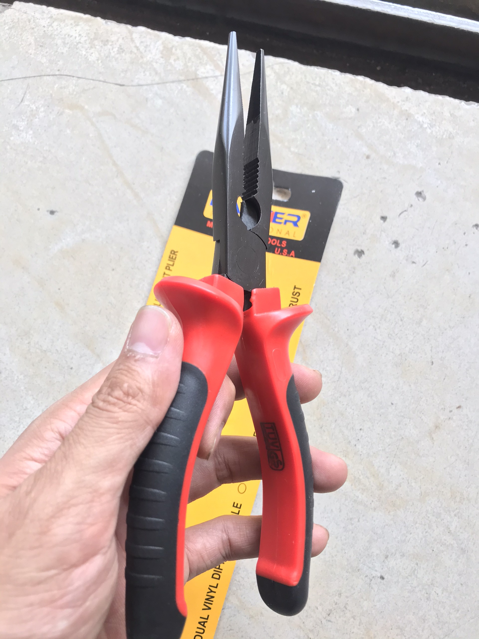 Kìm nhọn 7-1/2" đen đỏ BARKER 95-118B