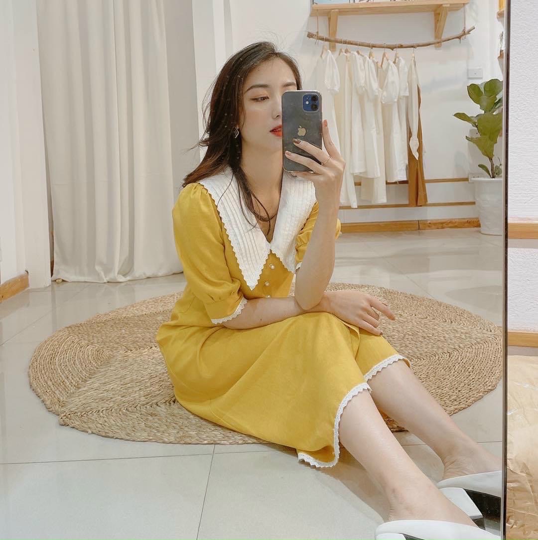 Đầm suông vàng phối trắng viền ren