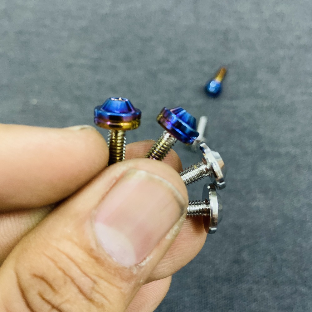 BỘ 2 ỐC GẮN NẮP DẦU ZIN, ÔC 4LY DÀI 2 PHÂN GẮN BÌNH DẦU CÁC DÒNG XE WINNER, RAIDER, SONIC, VARIO, SATRIA (ỐC MÀU BẠC)
