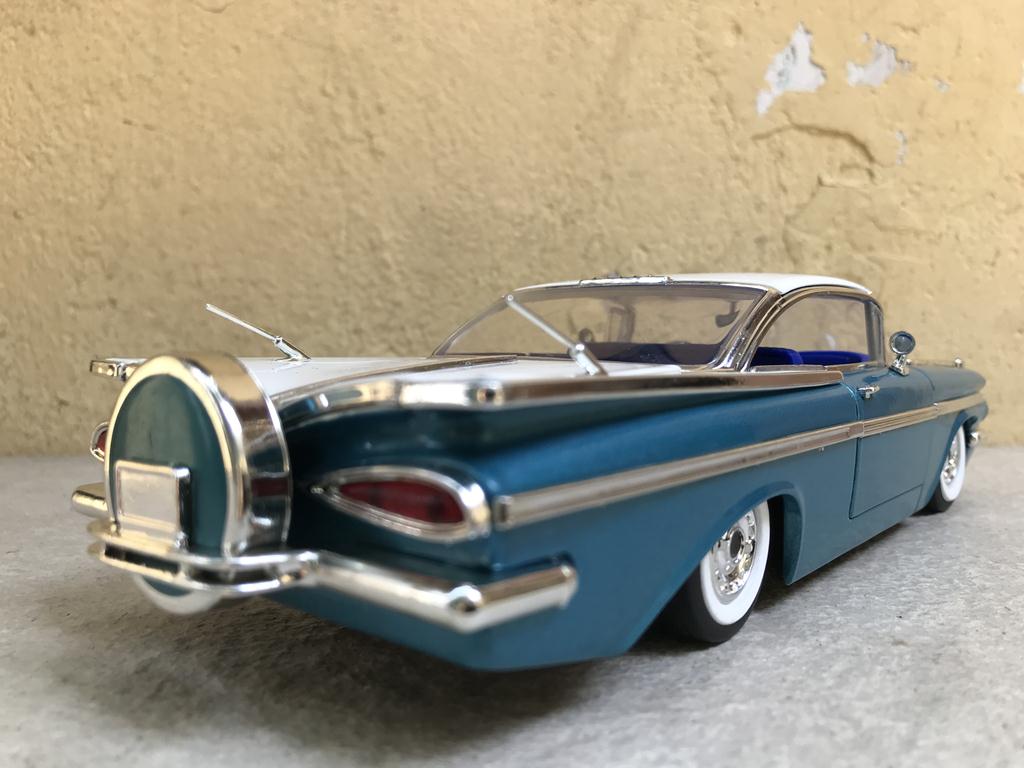 Mô hình xe cổ Chevy IMPALA 1961 1:24