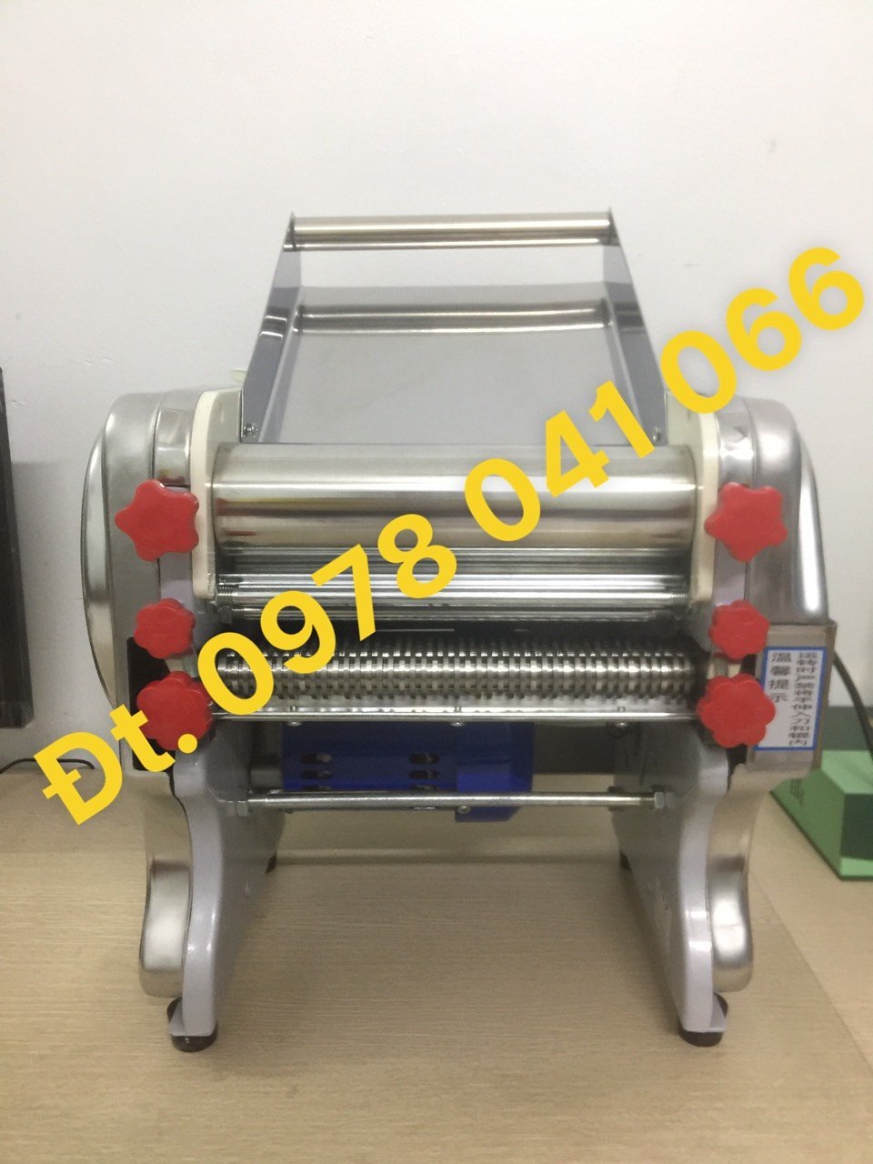 Máy cán bột cắt bột chạy điện FKM200 cán bột bánh bao, bánh gối ,đế pizza