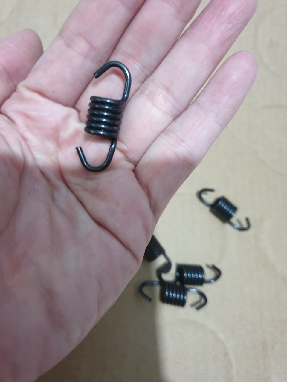 ( 6 CÁI) LÒ XO BỐ CÔN DUNG CHO  MÁY CẮT CỎ 2 THÌ 260