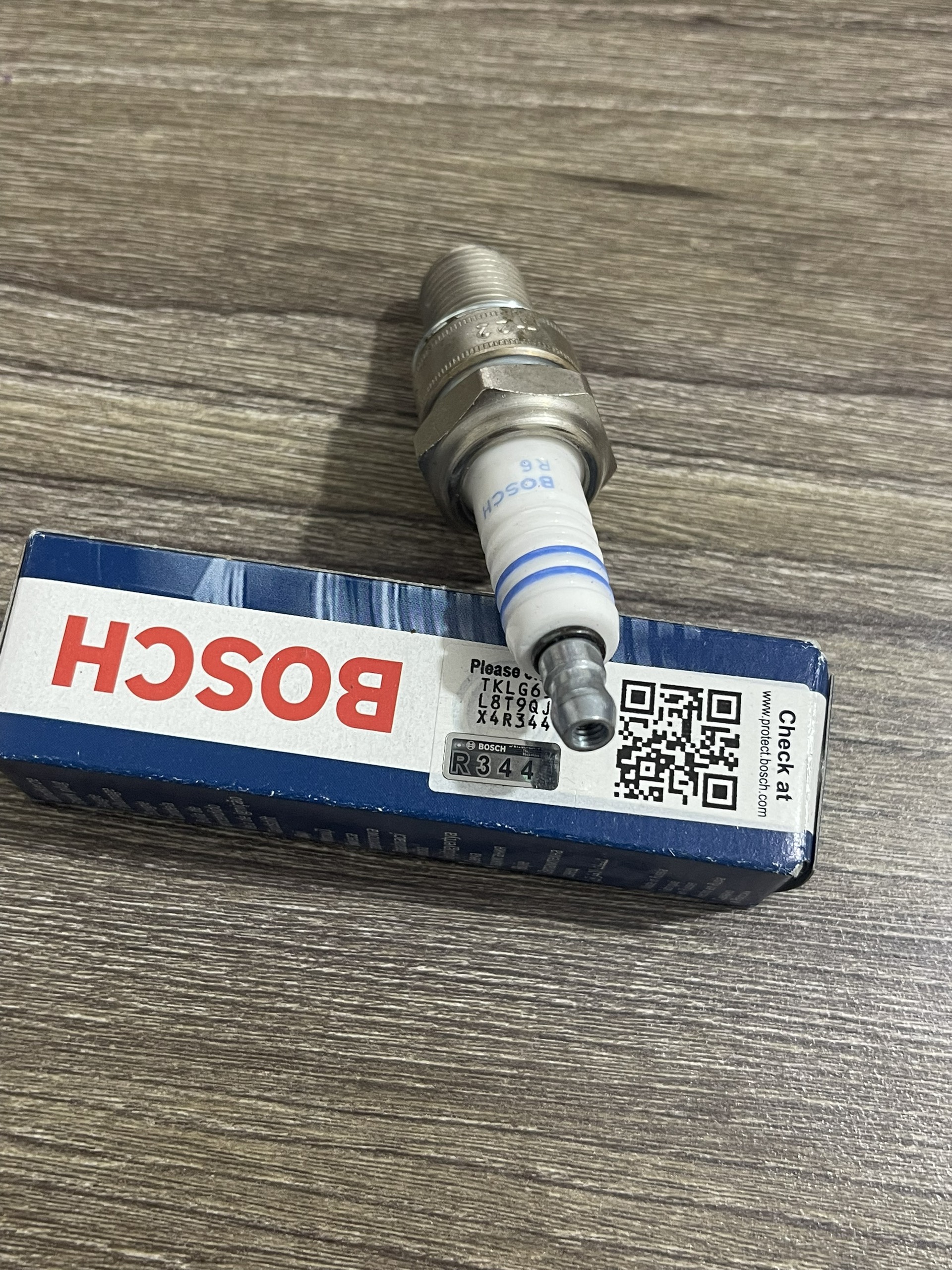 [Chính Hãng] Bugi đánh lửa BOSCH WR8DCX+ cho xe Captiva 2.4, Lanos 1.5