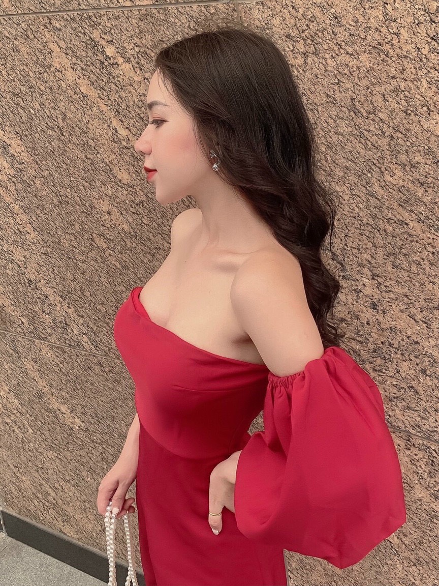 Đầm đỏ cúp ngực rớt vai tay phồng