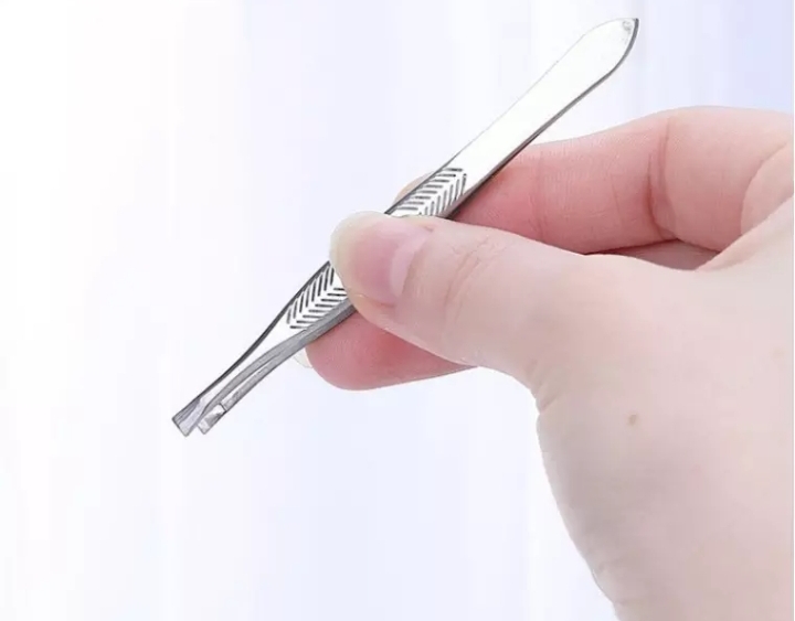 Bộ nhíp và cây nặn mụn YOUMIE