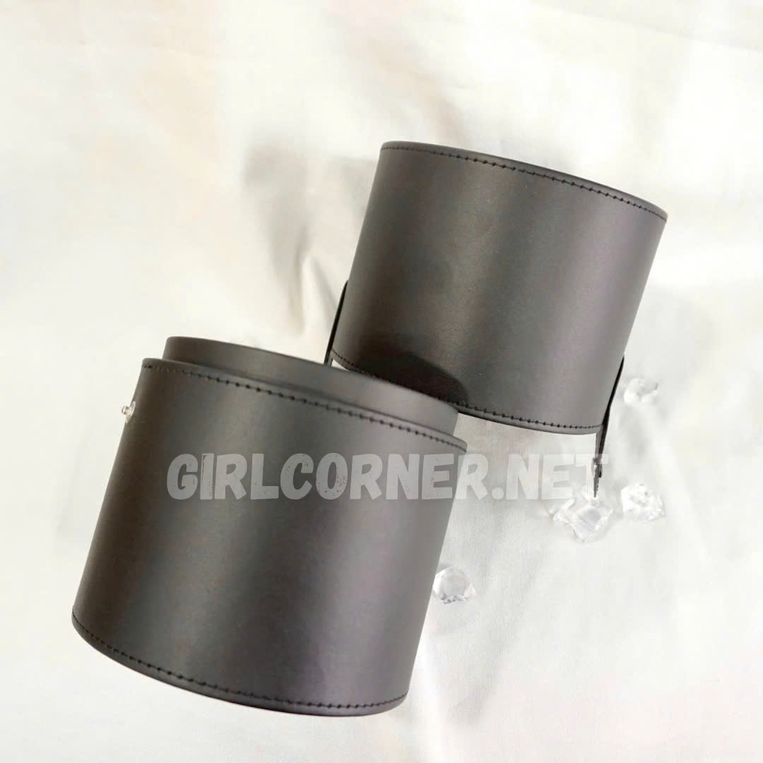 Ống đựng cọ trang điểm Feather B Holder Brushes