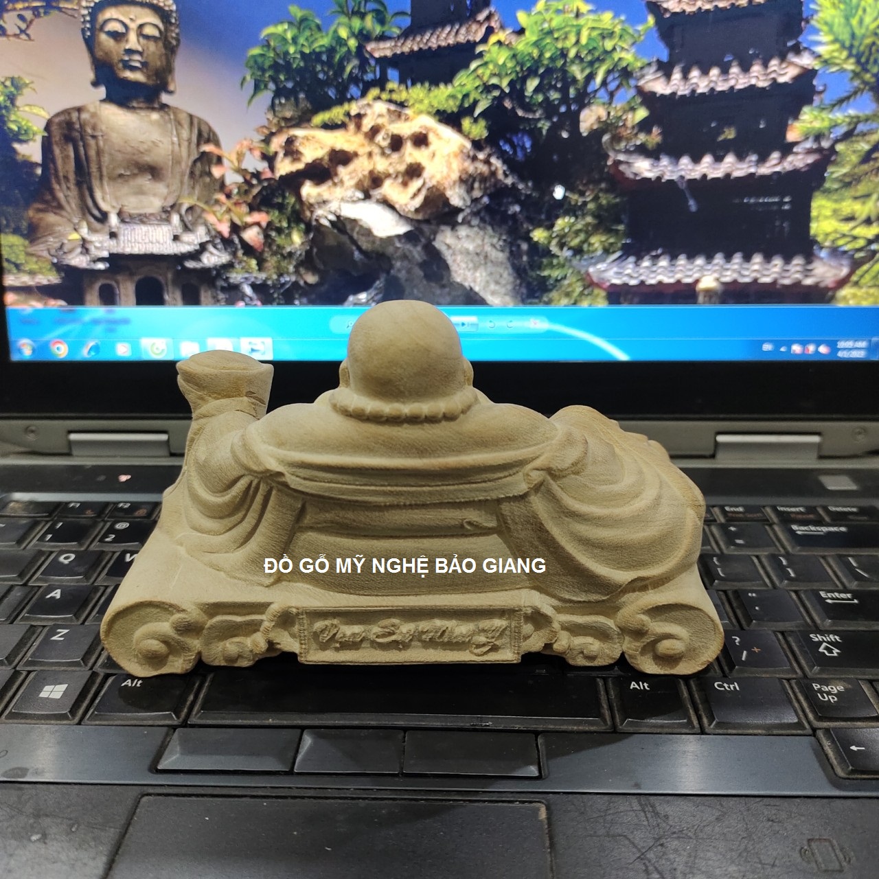 Tượng phật di lặc để ô tô gỗ xá xị