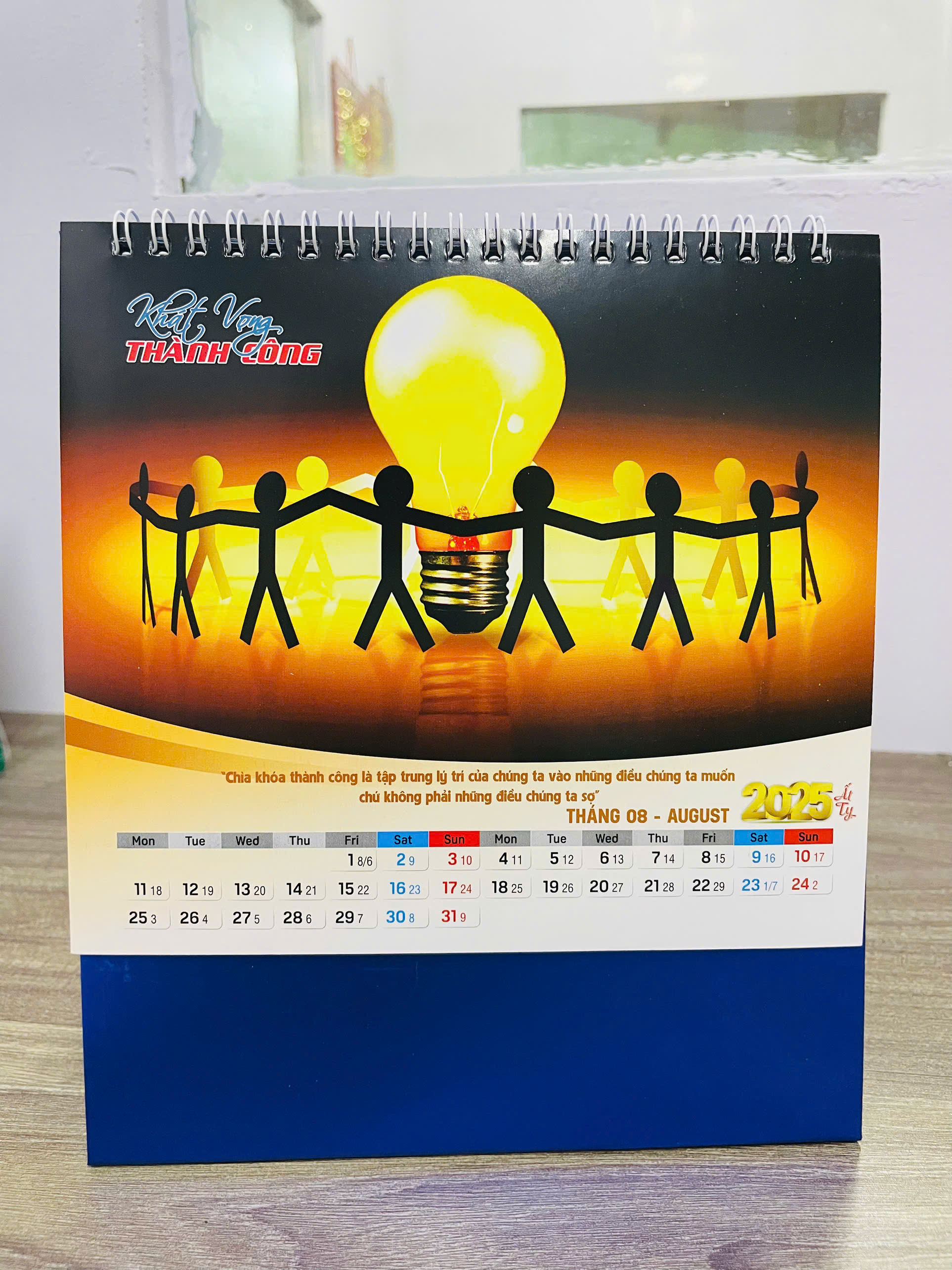Lịch Để Bàn 13 Tờ In 2 Mặt Kích Thước 19x22cm, Lịch Tết 2025 Cao Cấp An Khang AK104 Chủ Đề Khát Vọng Thành Công