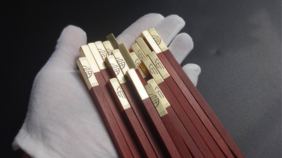 Bộ 10 Đôi Đũa Gỗ Hương Đỏ Mạ Vàng 24K D4