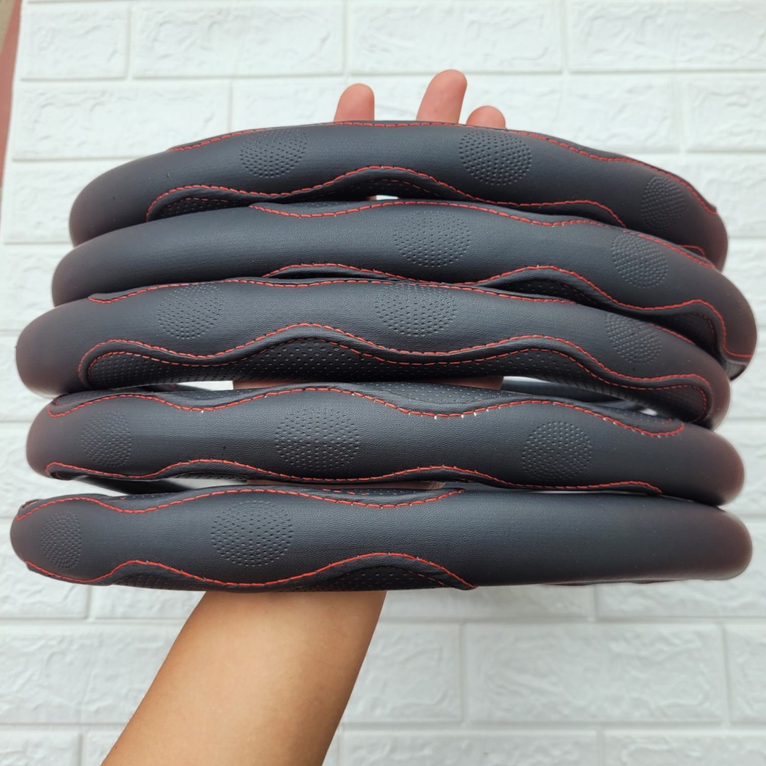 Bọc vô lăng da, có lỗ thoáng khí giá rẻ size 38cm phù hợp các dòng xe ô tô