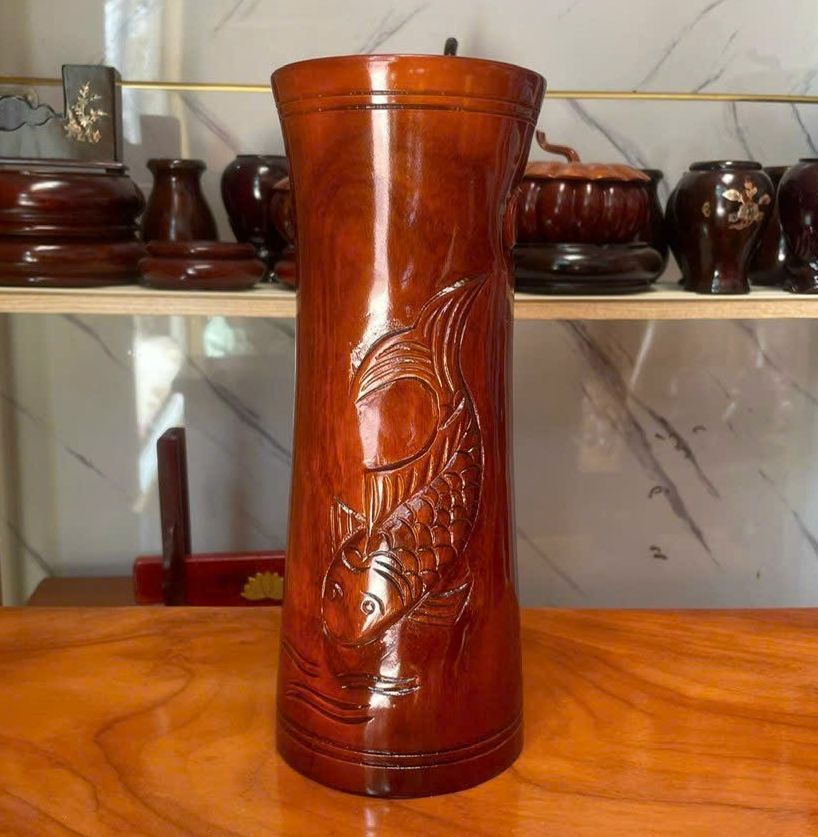 Ống gỗ đựng nhang, ống nhang gỗ tràm chạm hình cá chép nguyên khối mẫu mới siêu đẹp 30cm