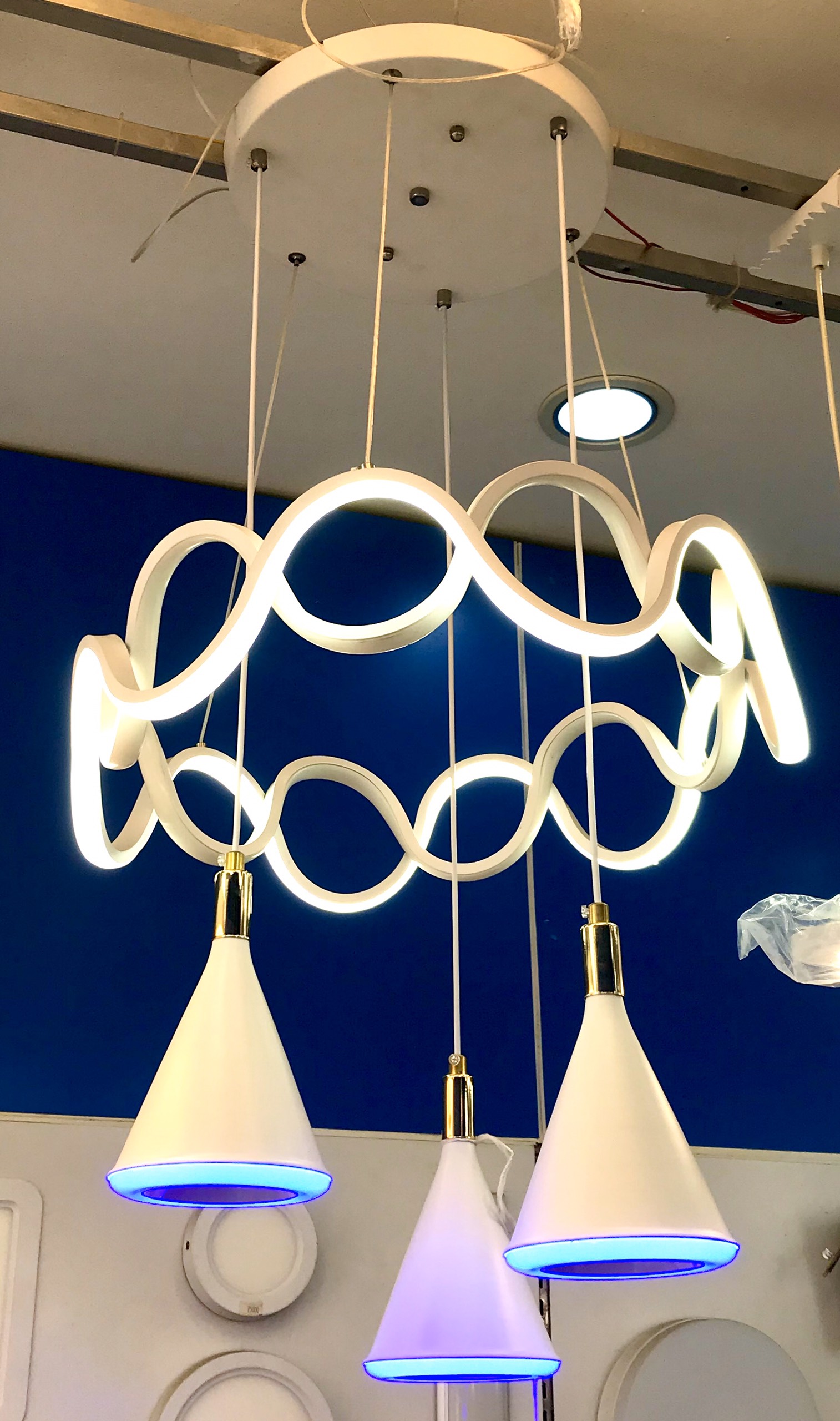 Đèn LED thả trần 3 bóng đa màu