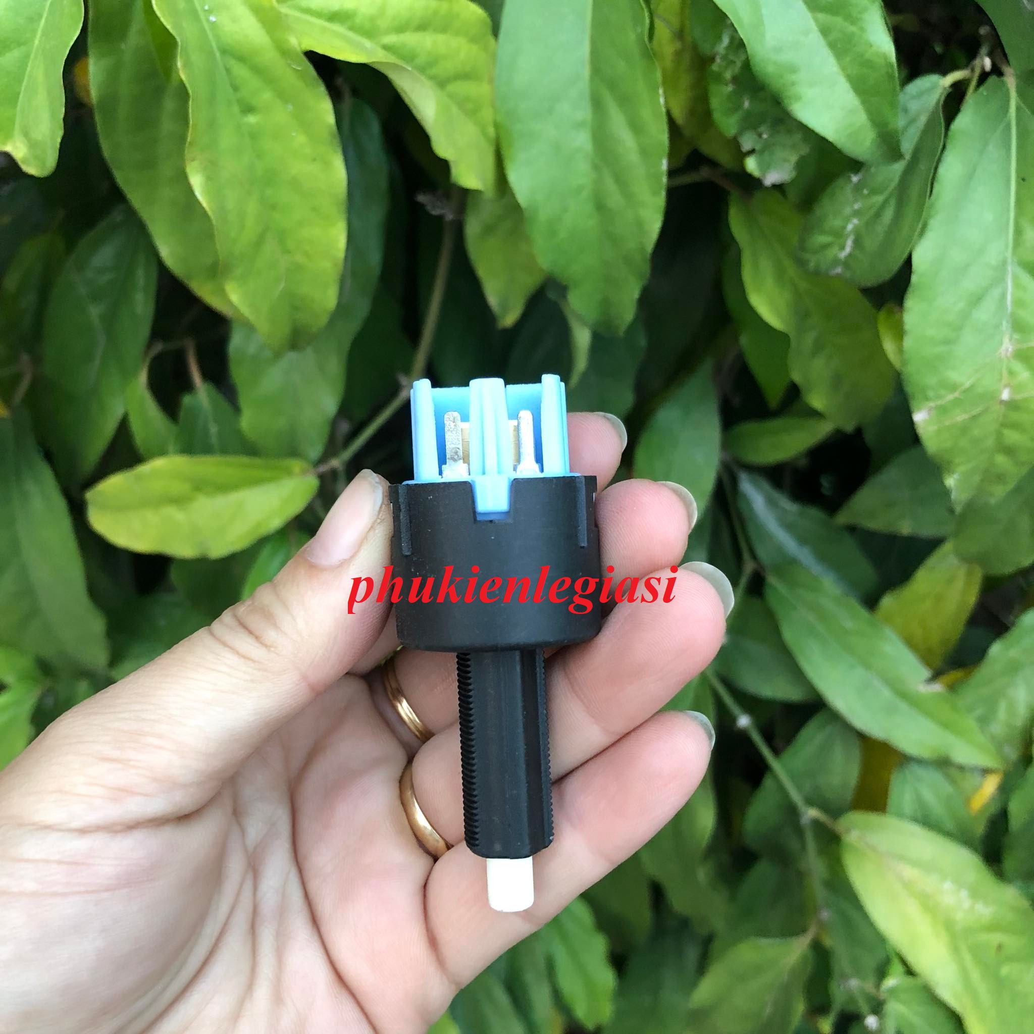 Công Tắc Đèn Chân Phanh Mitsubishi 4 Cổng 8614A183