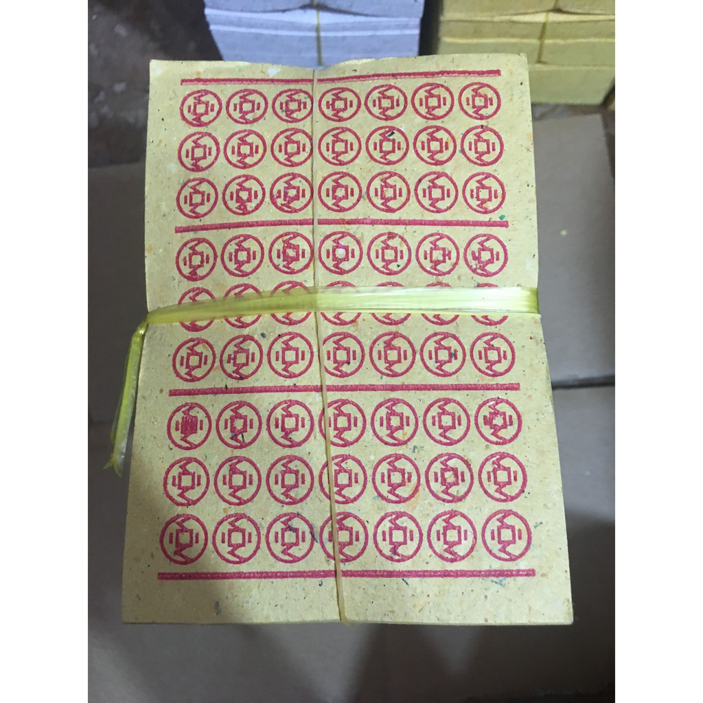 Một Xấp Giấy Vàng ( Đồng Xu Vàng ) Trong Thờ cúng