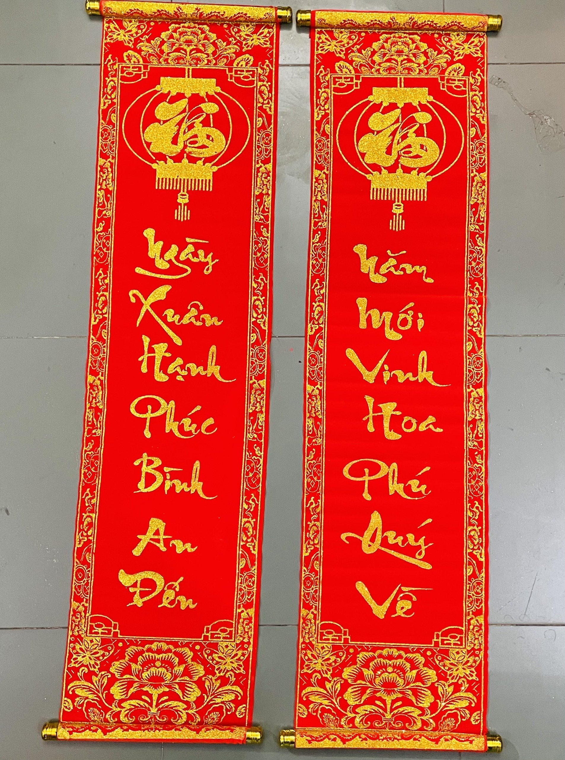 1 đôi câu đối đỏ, liễng trang trí tết 20x70cm in chữ Việt Nam làm từ vải nhung đẹp