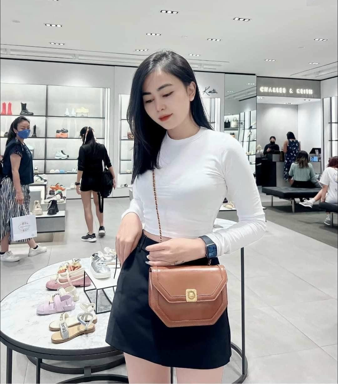 Túi đeo chéo nữ 𝗖𝗞𝟮-𝟮𝟬𝟲𝟳𝟭𝟰𝟬𝟲 Size :20cm*6,5cm*14cm