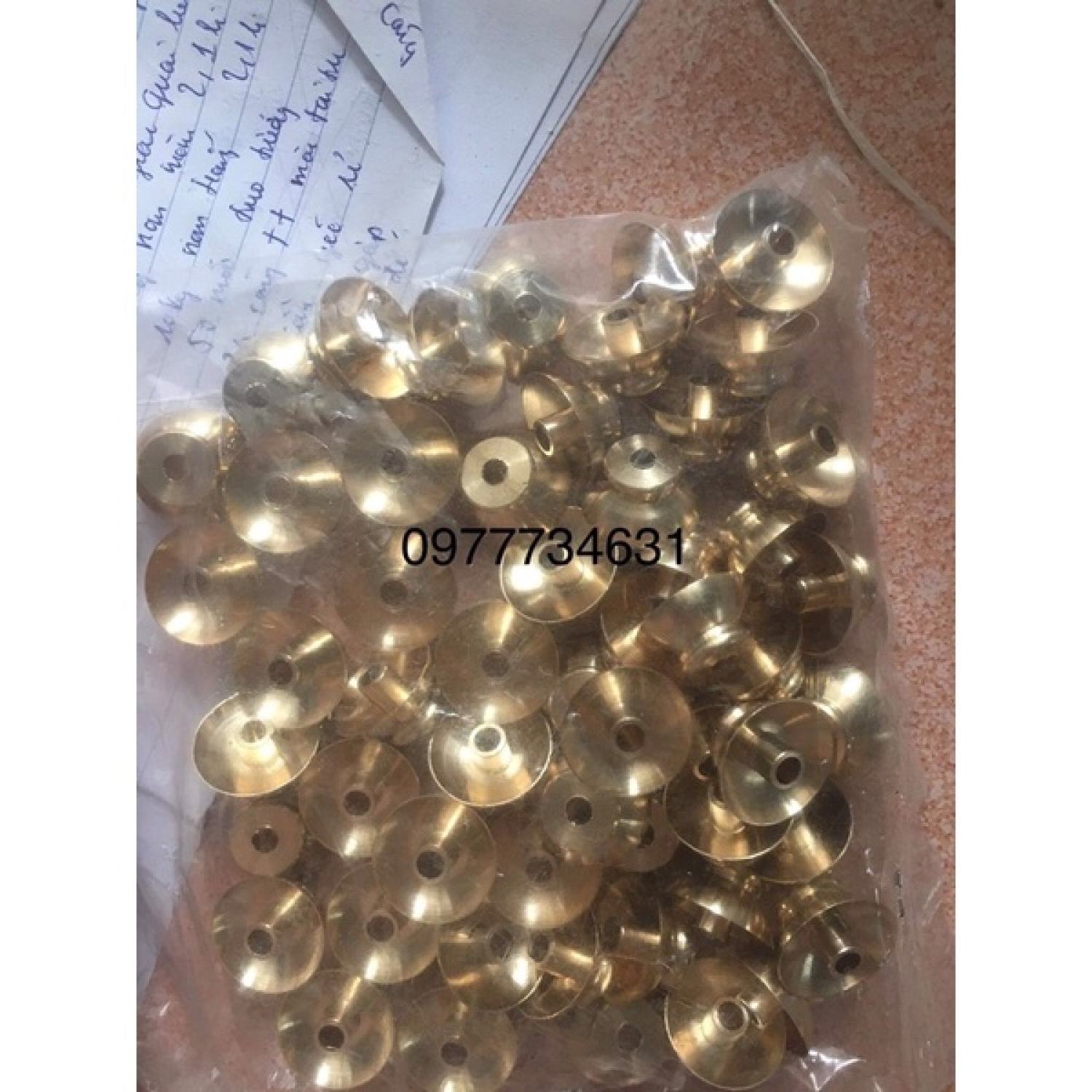chén hứng dầu chống kiến