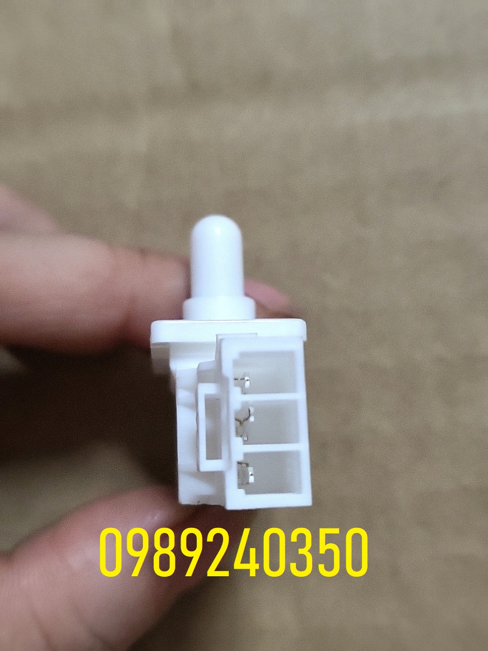 Công tắc cửa tủ lạnh Sharp 3 chân
