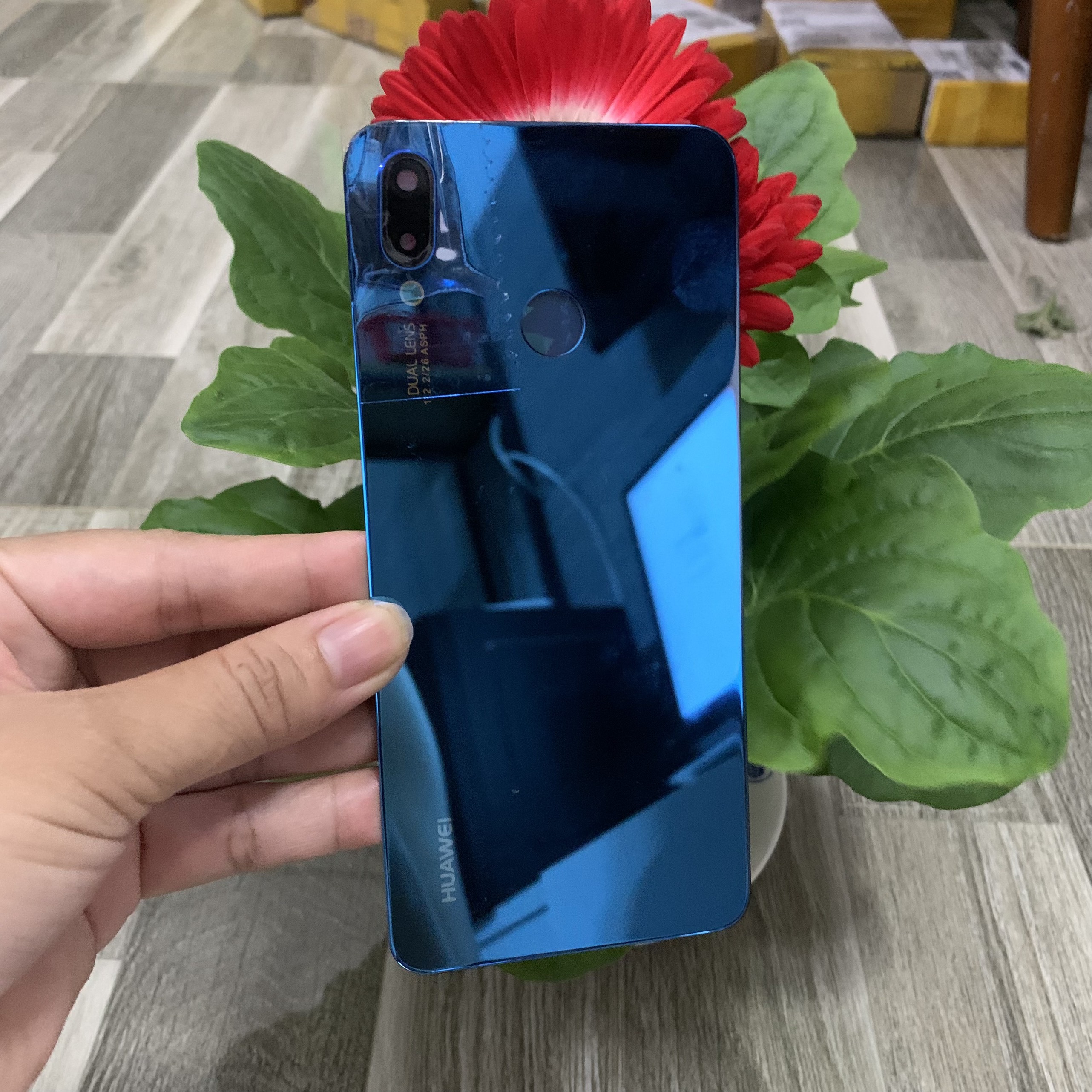 kinh lưng huawei nova 3i