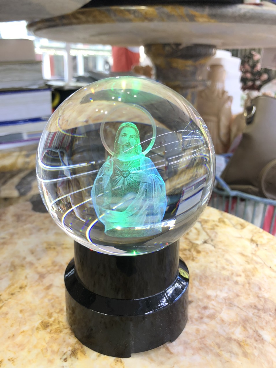 Quả cầu Pha Lê chạm âm 3D khắc hình chúa giêsu, chúa Jesus và đức mẹ maria - Đường kính 10cm