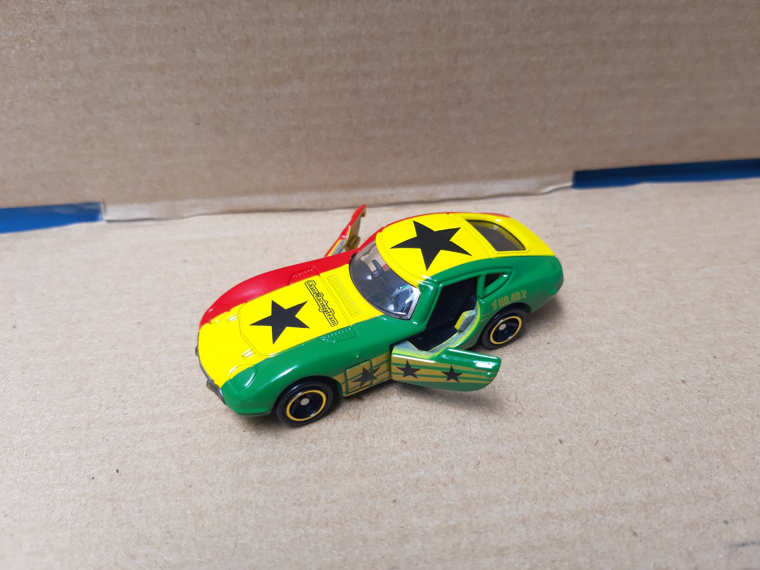 Xe mô hình Tomica - Xe Toyota 2000GT cờ Ghana No.40 mở được cửa giá rẻ