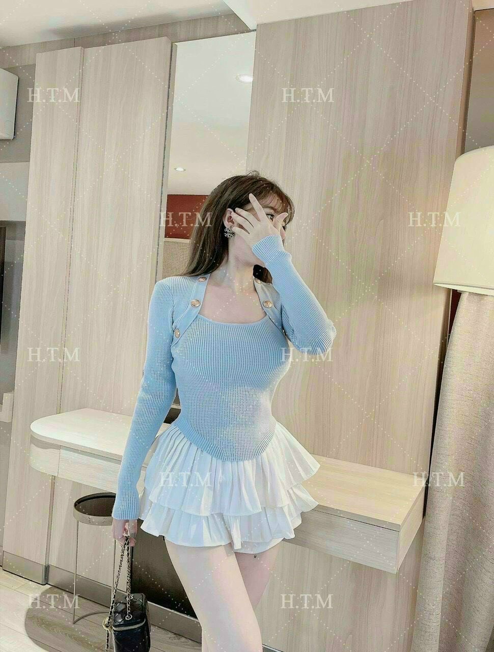 Áo kiểu cổ vuông đóng nút siêu hot.