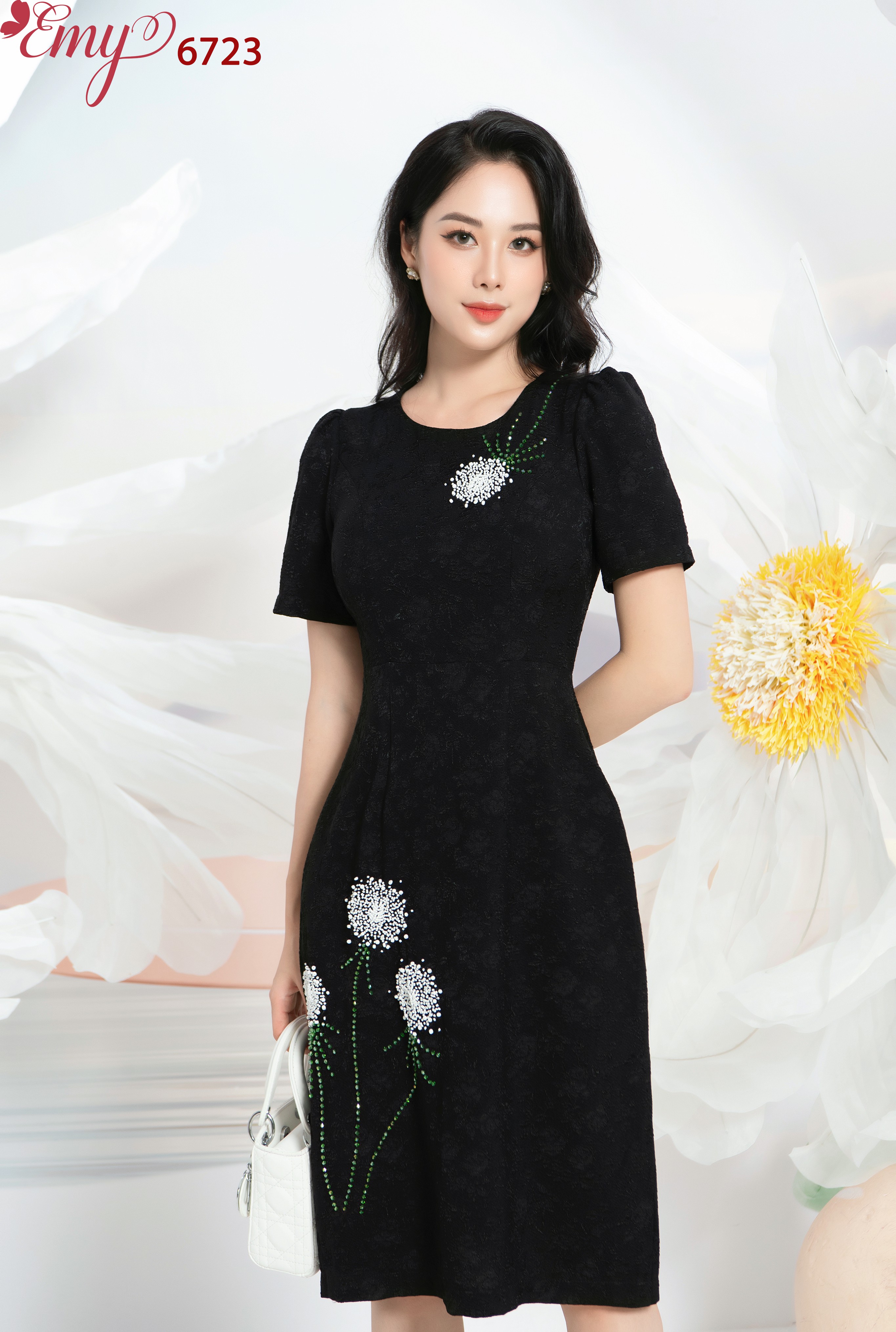 Đầm EMY EM6723 Suông A Cổ Tròn