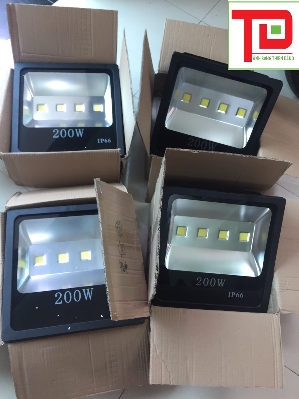 Đèn Pha Led 200W IP66 Siêu mỏng, siêu sáng (Ánh Sáng Vàng)