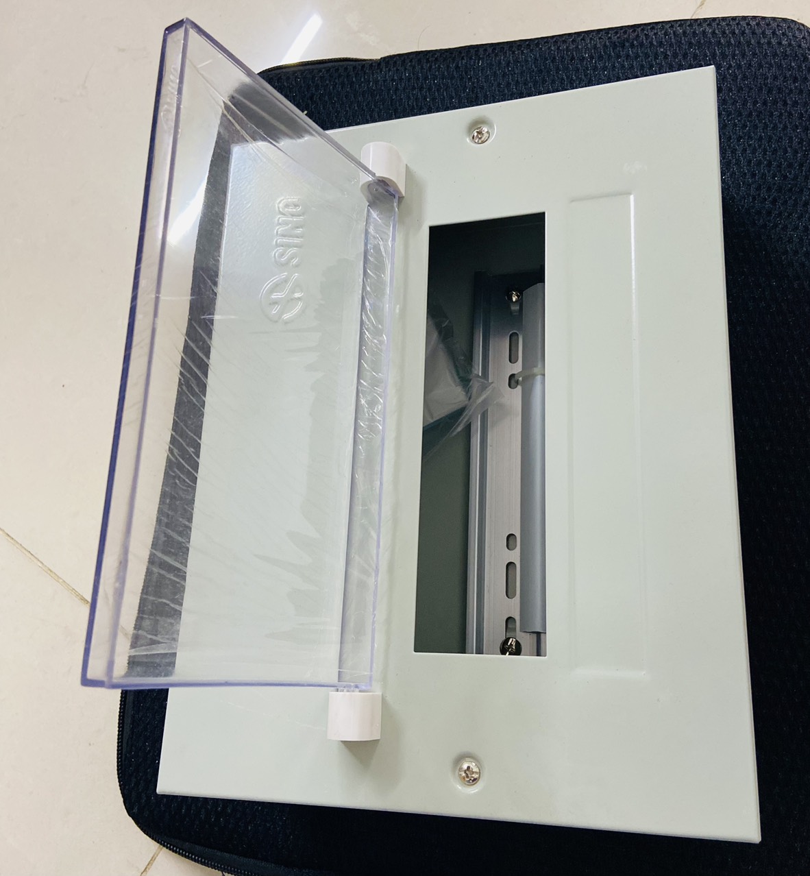 Tủ điện âm tường Sino 9 đường Model EM-9PL
