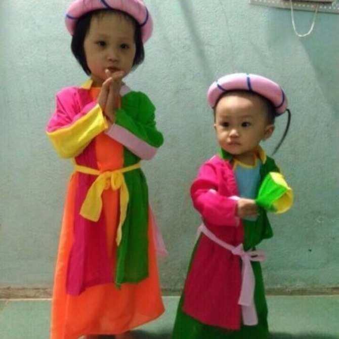 Áo dài tứ thân và khăn mỏ quạ cho bé