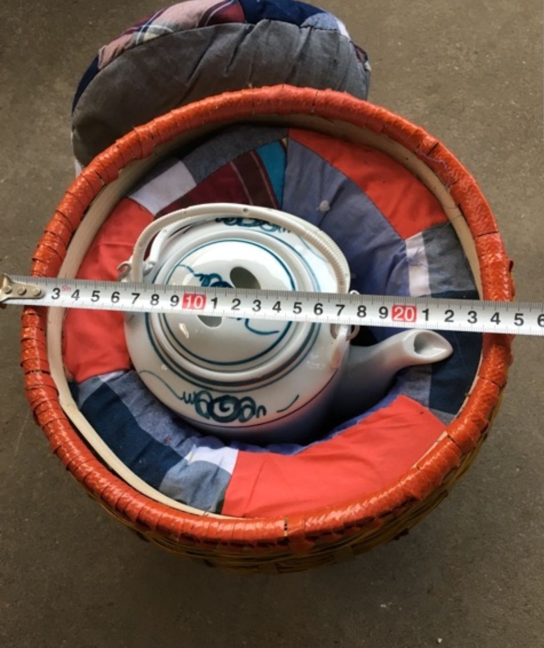 Giỏ ủ tích kèm ấm tích sứ 1.5 lít pha trà