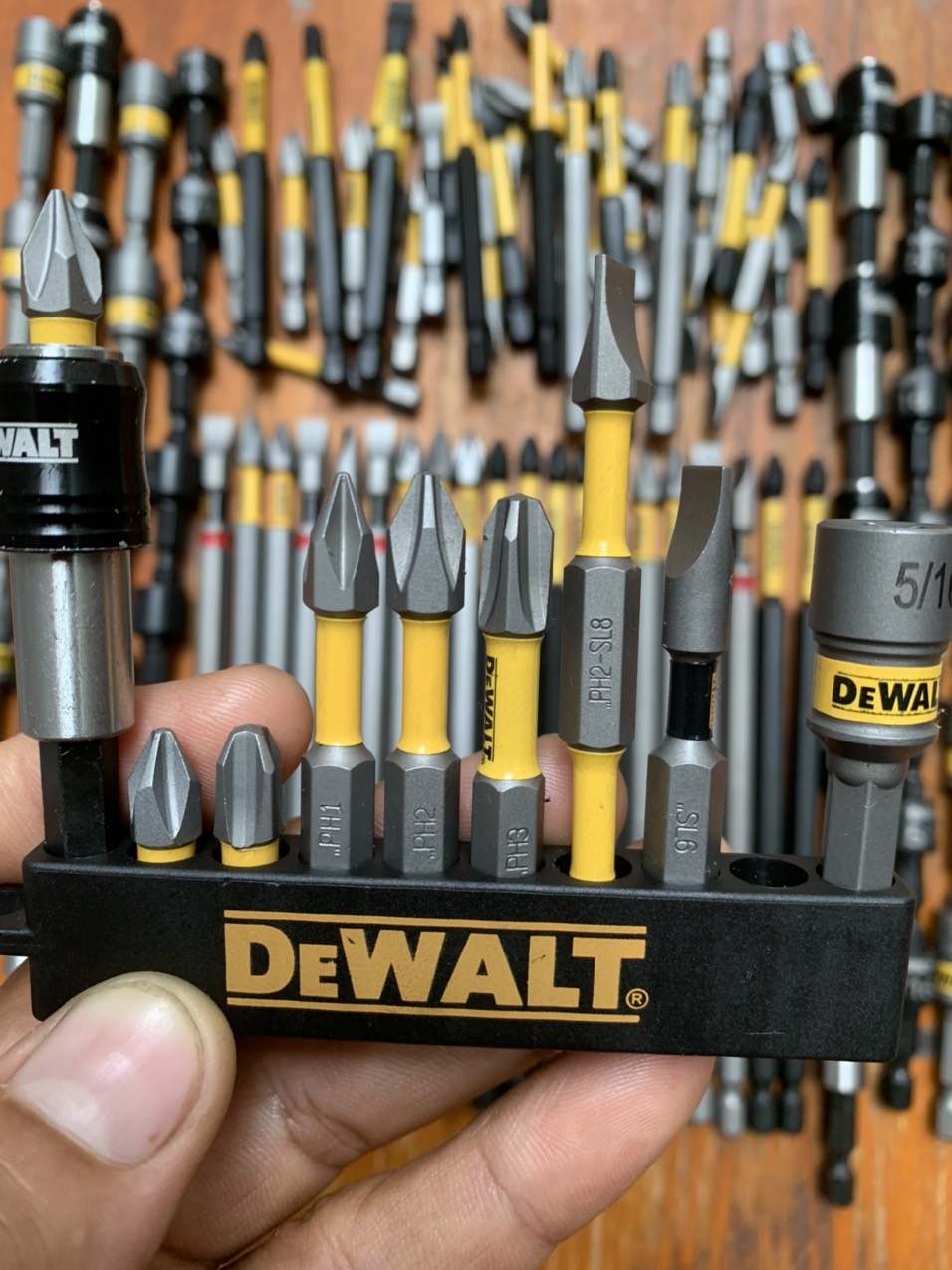 Chân đế gắn mũi vít , mũi khoan Dewalt ( SL : 1 cái )