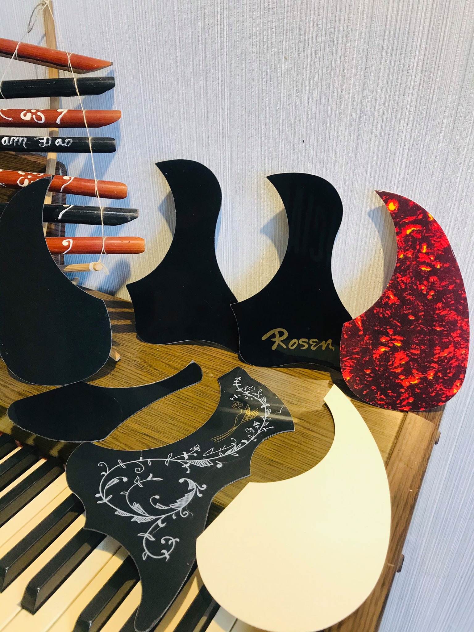 Miếng dán chống xước đàn guitar Alice A025 (màu ngẫu nhiên)