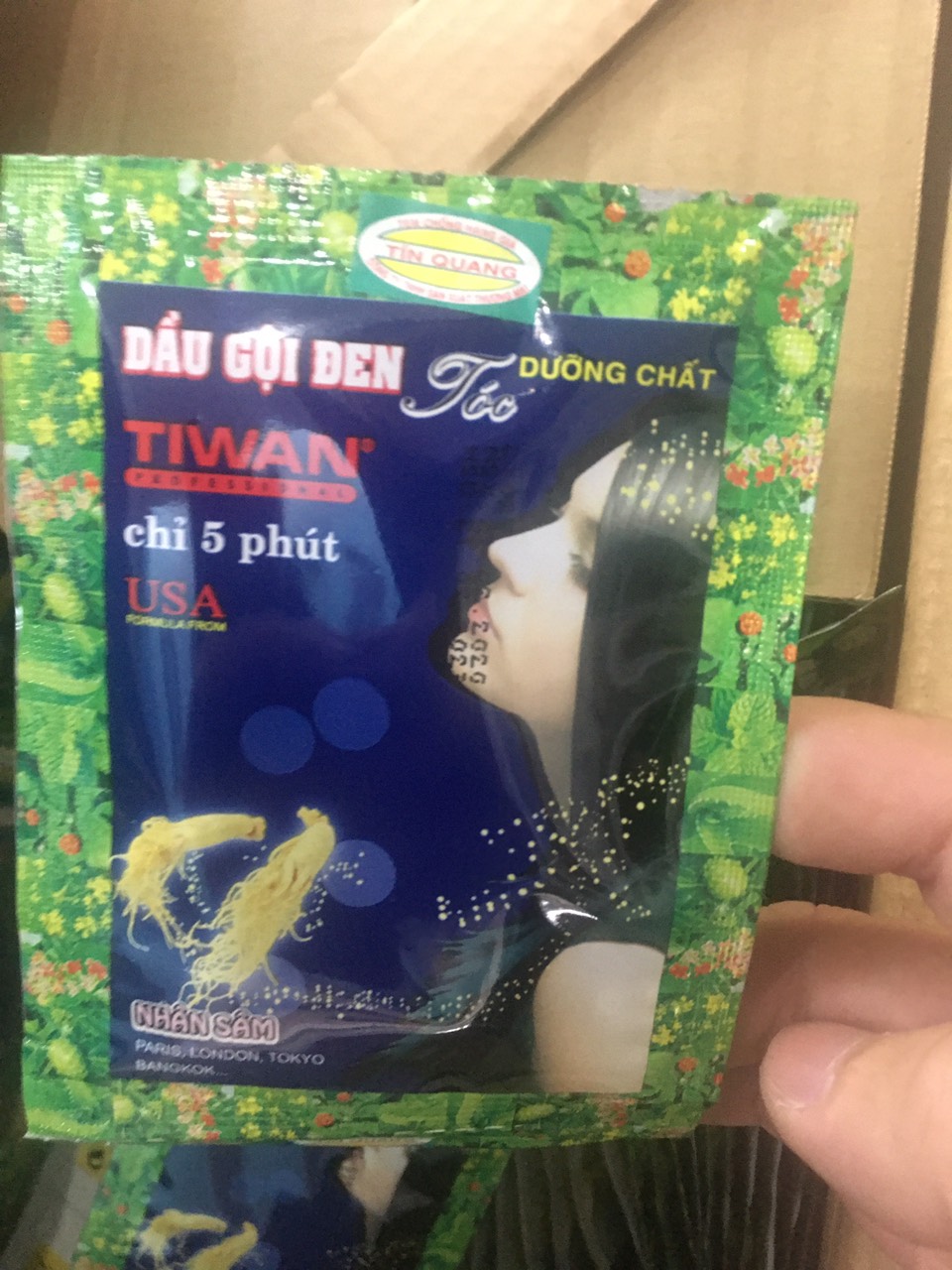 Hộp Dầu Gội là đen tóc tiwan