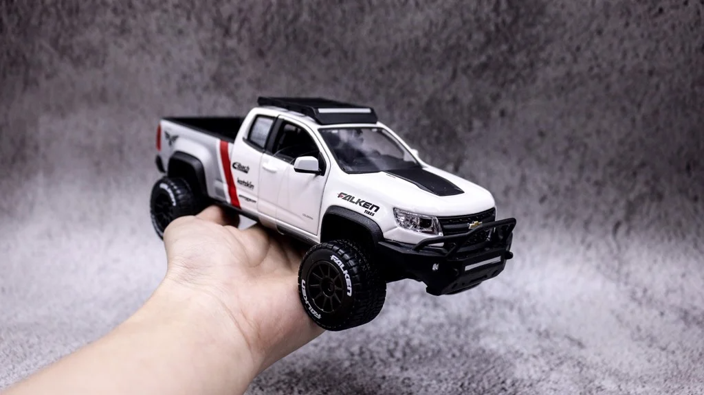 XE MÔ HÌNH CHEVROLET COLORADO ZR2 WHITE 1:27 MAISTO 5002