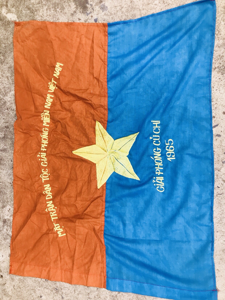 Cờ giải phóng miền Nam Việt Nam - Hình ảnh cờ giải phóng miền Nam Việt Nam đang trong tầm ngắm của bạn. Điều này là một cơ hội để nhìn lại lịch sử đấu tranh giải phóng dân tộc của Việt Nam. Hãy cùng chiêm ngưỡng hình ảnh này và tôn vinh những người đã đóng góp cho sự giải phóng đất nước.