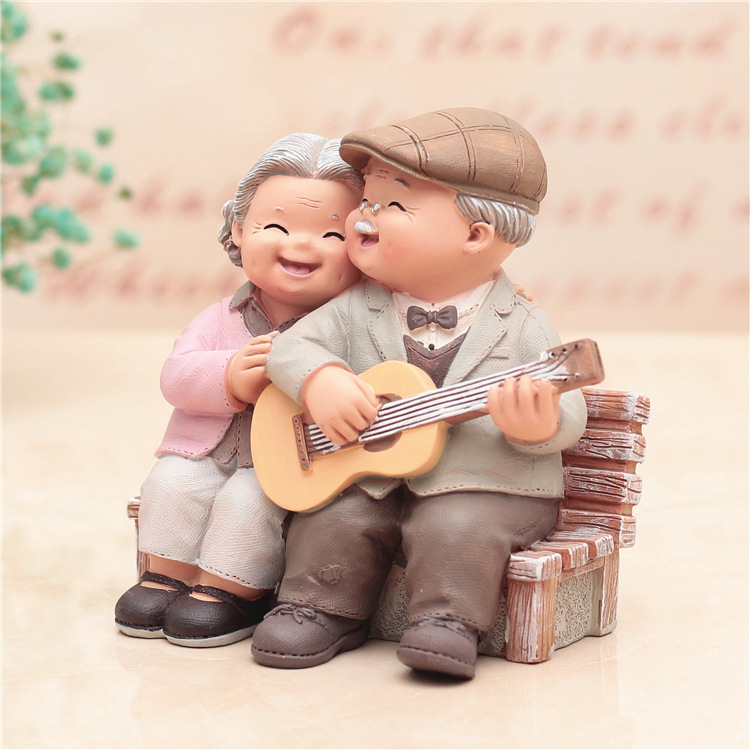 Tượng ông bà đánh đàn ghi ta