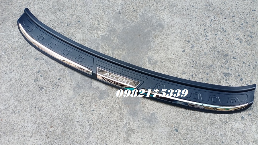 chống trầy cốp sau accent 2021 2022 2023 chất liệu nhựa ABS  có băng dính giúp chống xước xe và làm đẹp xe