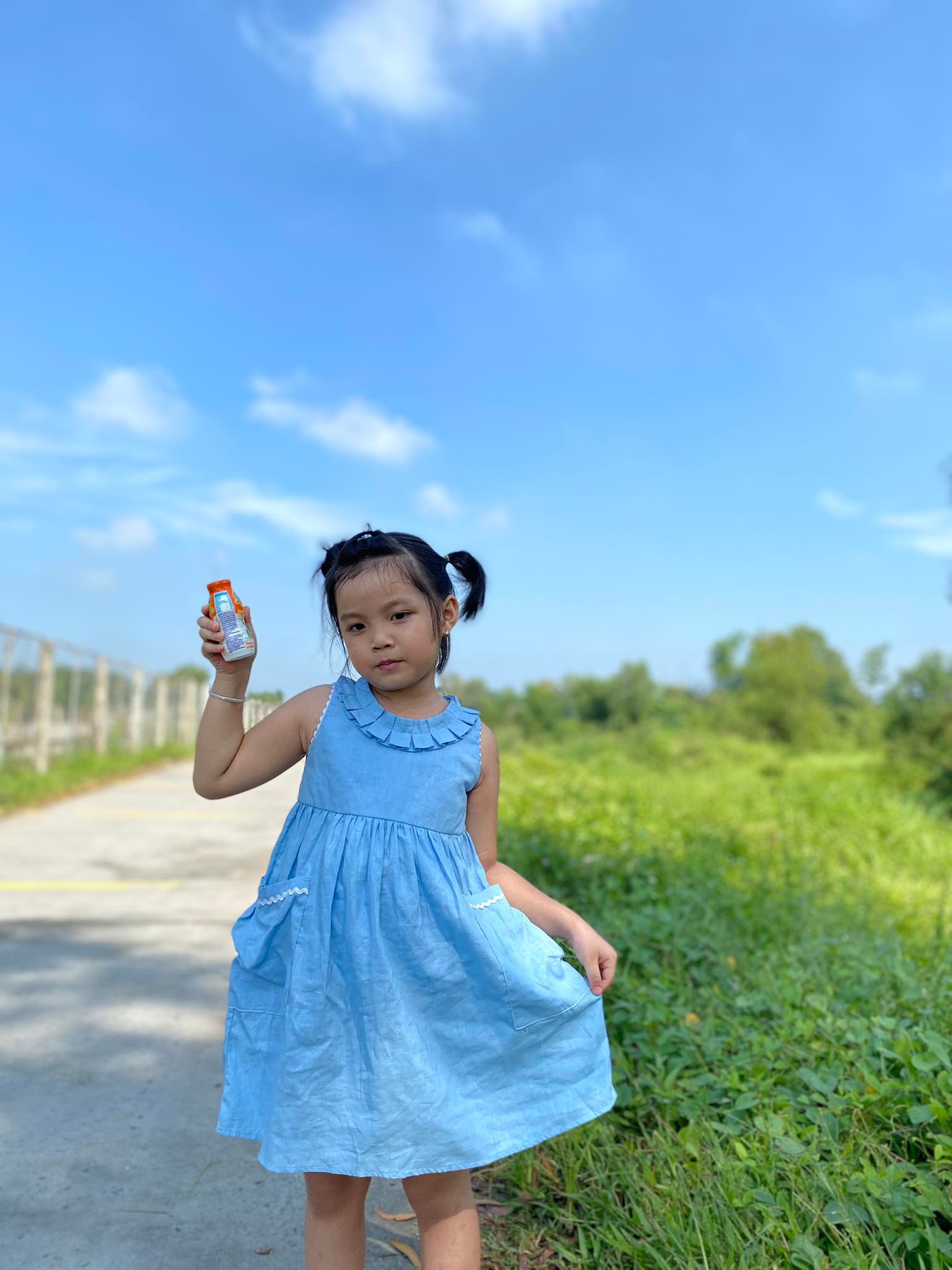 Đầm linen xếp ly cổ