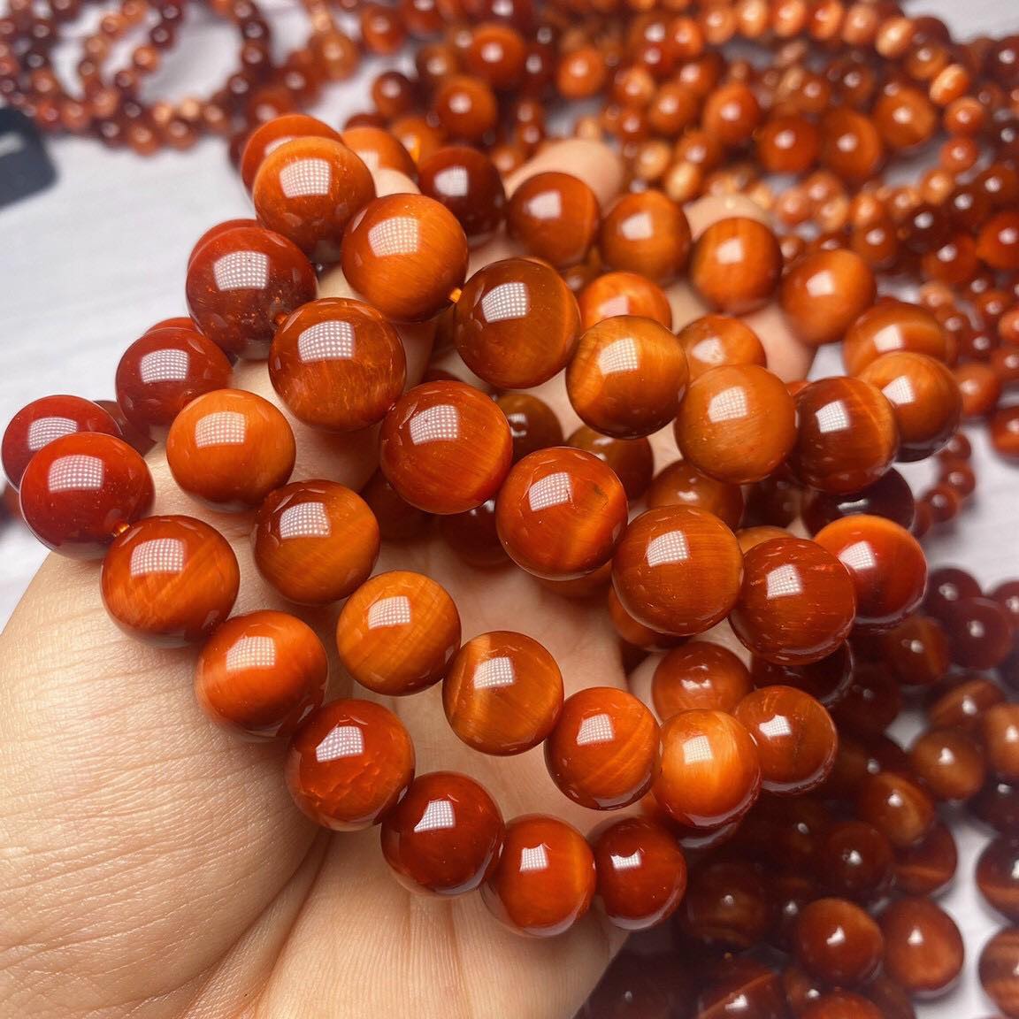 Vòng đeo tay, lắc tay phong thủy đá mắt hổ đỏ