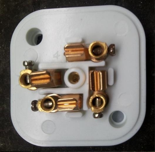 Ổ cắm ZM14-16  3 pha 4 lổ dẹt 16A 440V