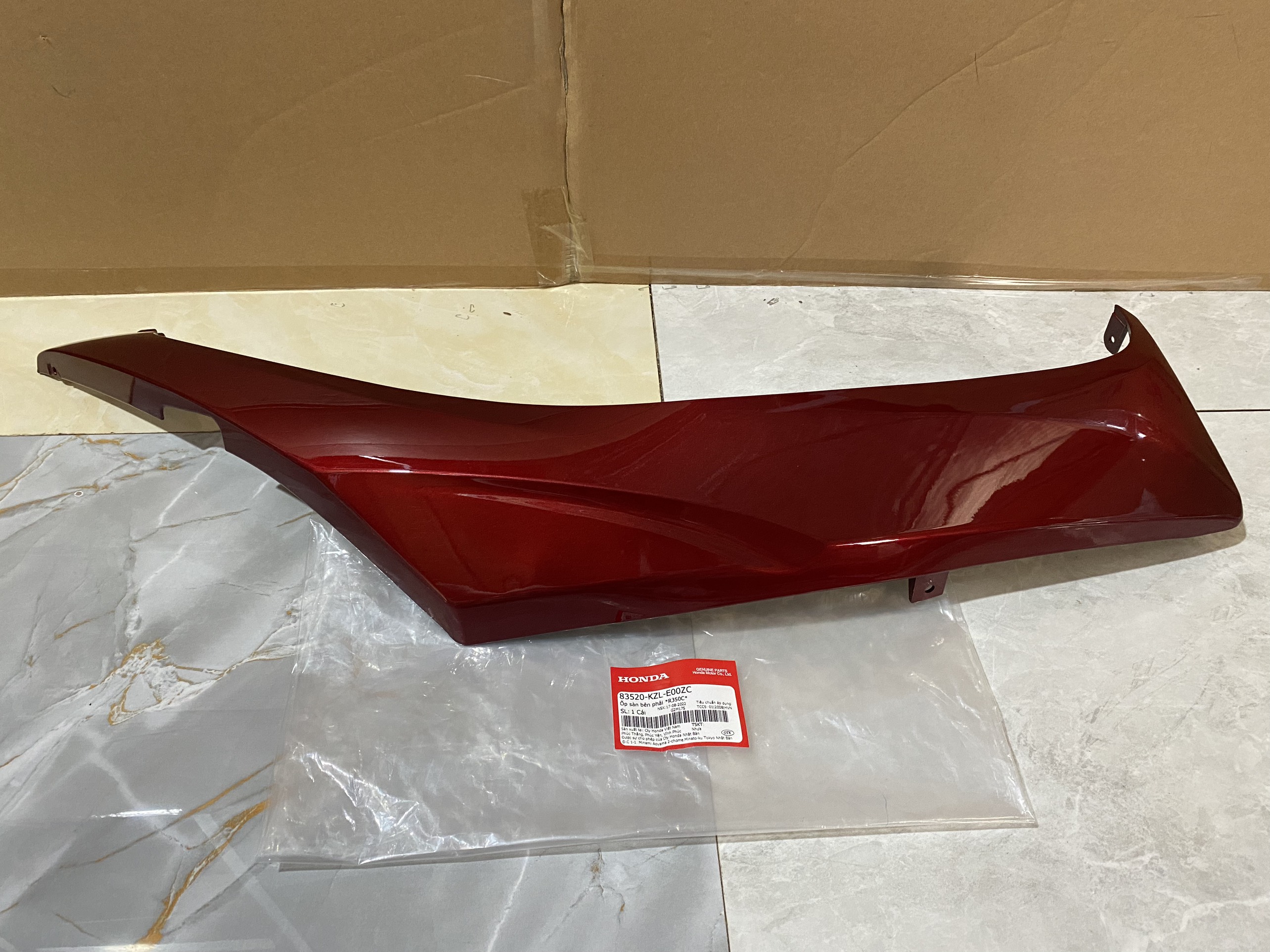 Ốp sàn bên phải *R350C* vision cũ 2012-2014 ( 83520KZLE00ZC)