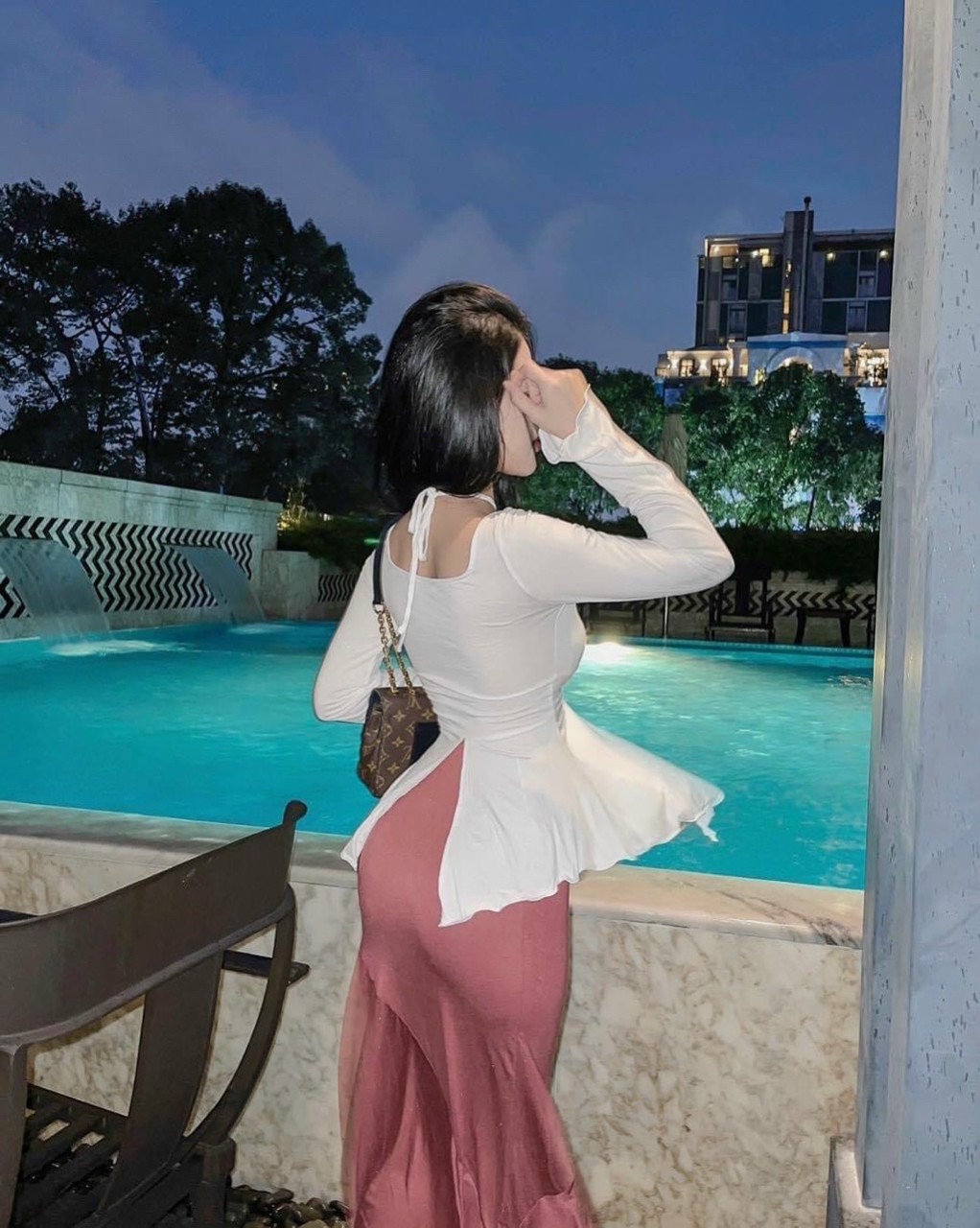 Áo kiểu đuôi cá vạt nhọn rút dây