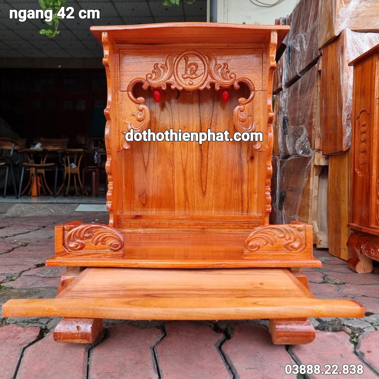 Bàn thờ thần tài ông địa 42x61 gỗ xoan chân quỳ kèm đôn gỗ mẫu mới