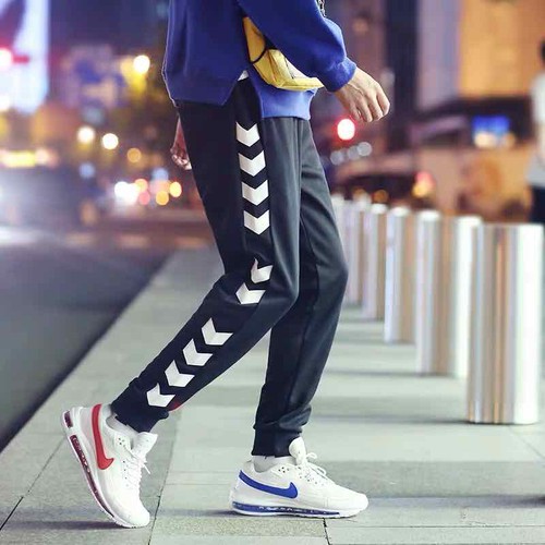 Quần jogger họa tiết mũi tên phối 3 sọc phong cách thể thao