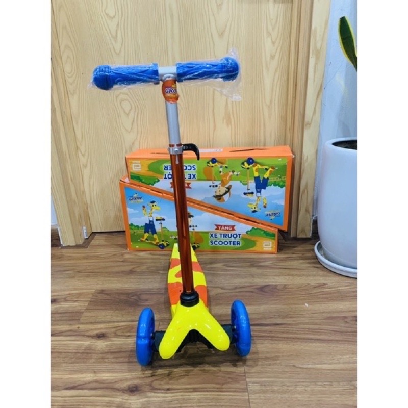 Xe trượt Scooter  3 bánh phát sáng (hkm pediasure & grow)