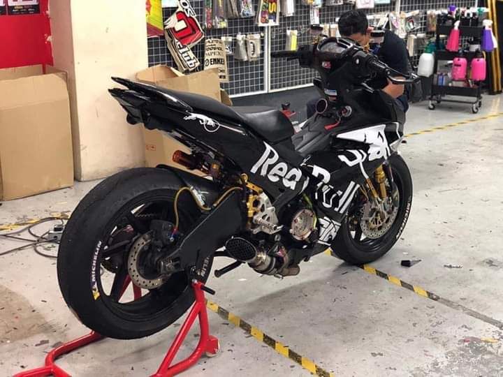 Tem trùm exciter 150 đen trắng Redbull, tem exciter 150, team trùm exciter 150, tem xe exciter 150, team trùm ex 150, team xe exciter 150 đen trắng Redbull