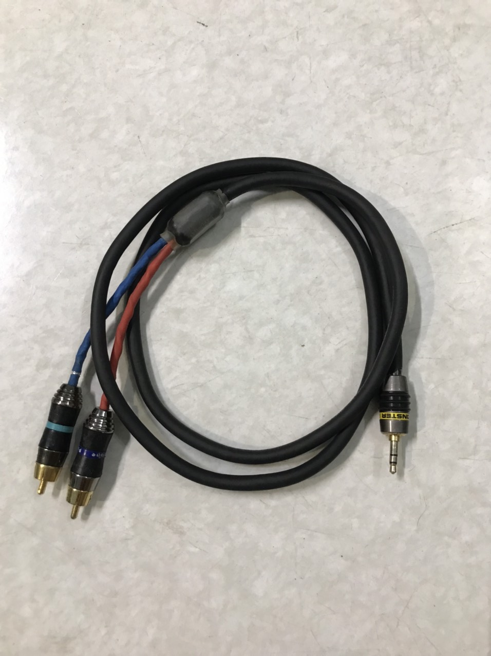 Dây tín hiệu 3.5 li ra AV Monster dài 1.2m hàng bãi USA, chất lượng âm thanh cao.