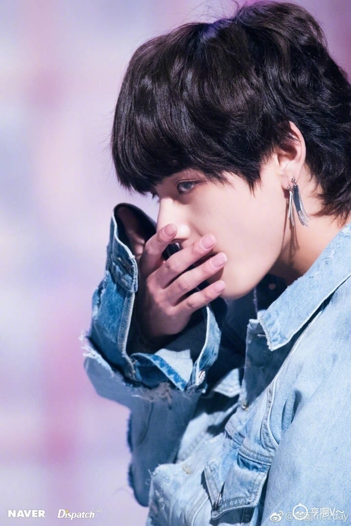 Bông tai V BTS
