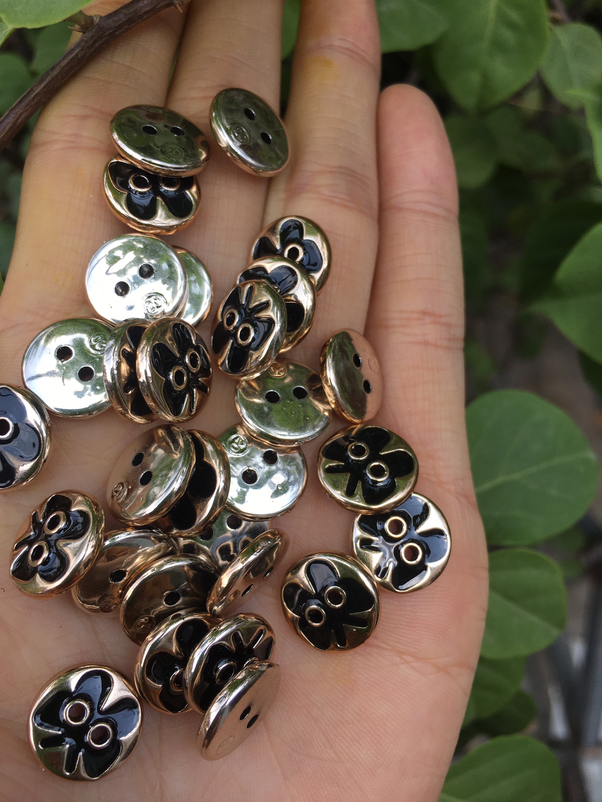 100 nut nhựa hình con bướm